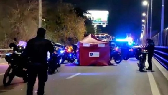 Tiroteo y muerte en la Autopista 9 de Julio Sur: un motociclista abatió a un presunto delincuente y huyó
