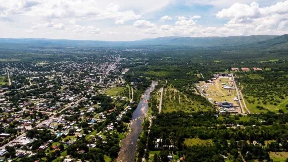Santa María de Punilla celebra 441 años de historia con desfile cívico-militar, locro gratuito y un show del Toro Quevedo