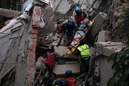 Continúan las tareas de búsqueda entre los escombros en distintas ciudades afectadas; "Estamos en labores muy arduas de rescate para salvar vidas", dijo Delcy Rodríguez, presidenta interina