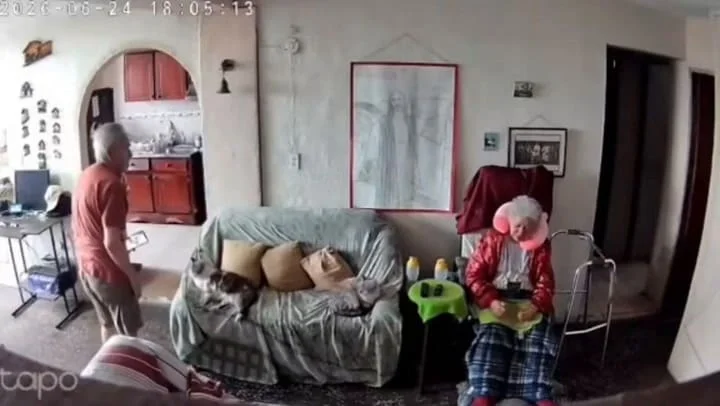 El momento en que la pareja se agarro de las manos frente al sismo