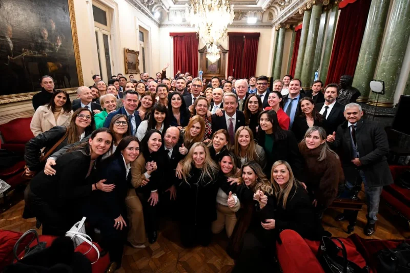 Sin nombrar a Adorni, Karina Milei fue a Diputados, agradeció al bloque y pidió “aguantar”