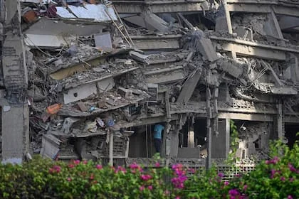 Un hombre inspecciona un edificio de apartamentos derrumbado tras un terremoto en Catia La Mar, estado de La Guaira
