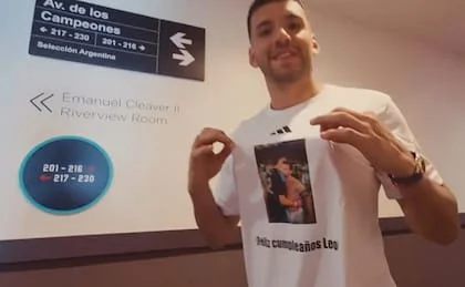 Gero Rulli posó con la remera hecha especialmente por el cumpleaños del 10 (Foto: @leomessi)