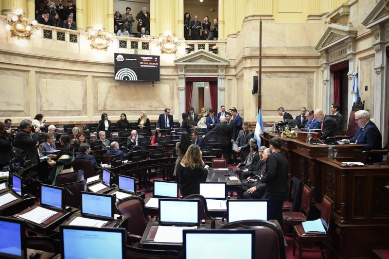 Sin quórum y con acusaciones cruzadas: cómo el Gobierno frenó la sesión en el Senado y evitó el pedido de interpelación a Adorni