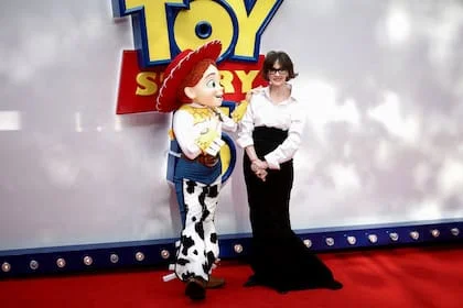 Desde la segunda película de la saga, Joan Cusack le presta su voz a Jessie 