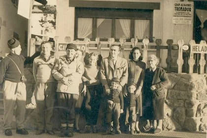 Una foto en blanco y negro de los orígenes del chocolate en la Argentina con la familia Fenoglio
