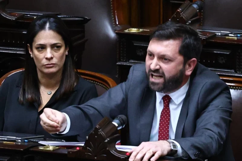 Críticas y disputa por el sello partidario: el caso Adorni reactivó la interna de la UCR en Diputados