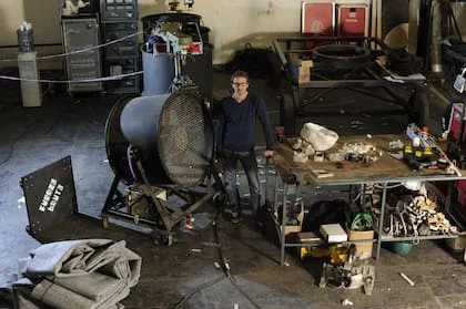 "Hay un equipo técnico que dirige Alejandro García. Hay ingenieros, diseñadores industriales, técnicos y riggers que se ocupan de toda la parte del techo. Es una mezcla relinda porque el teatro mezcla muchas disciplinas", explica James