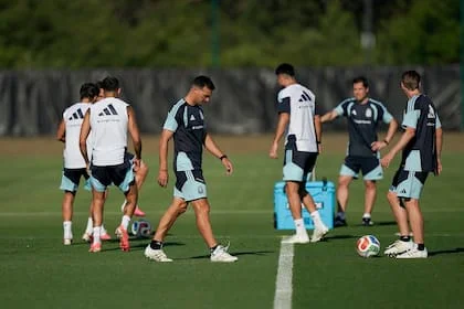 Mientras Argentina se entrena, Scaloni piensa: debe decidir entre una rotación masiva o darles rodaje a los titulares