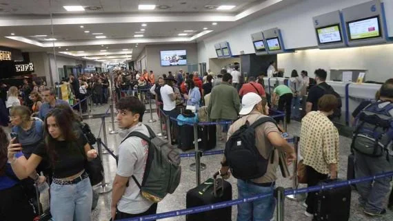 La balanza turística volvió a ser negativa en mayo, a pesar de que viajaron menos argentinos al exterior