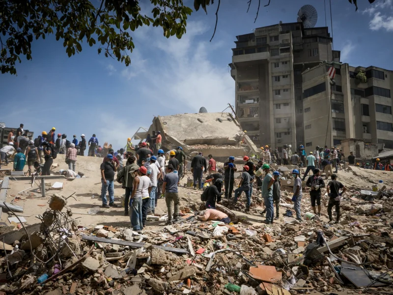 Los venezolanos buscan a sus víctimas de entre los escombros: “Lo que nos faltaba”, dicen con resignación en Caracas