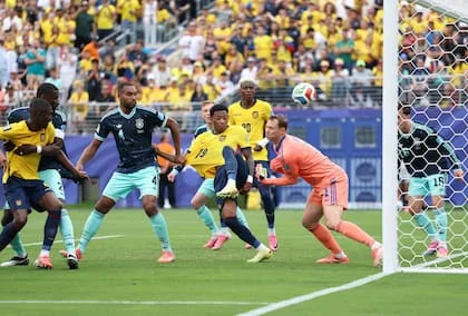 El momento de la euforia: Gonzalo Plata anticipó el manotazo de Manuel Neuer y la punteó hacia la parte superior de la red, convirtiendo el gol del triunfo y la clasificación.