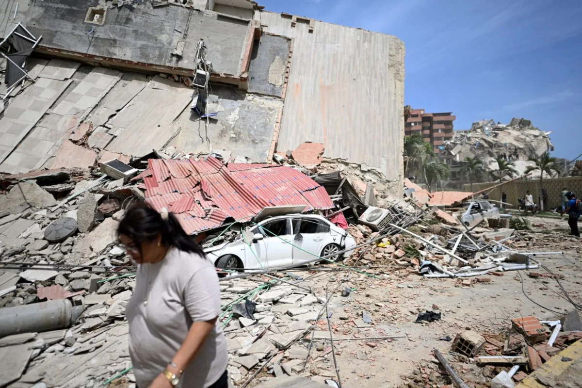 CAÍDOS Y COLAPSADOS. El movimiento sísmico causó que los techos de decenas de casas y negocios cayeran sobre vehículos y taponaran calles, en Catia La Mar, estado de La Guaira. Un terremoto doble, el más fuerte registrado en Venezuela en más de un siglo, causó la muerte de al menos 188 personas y destruyó numerosos edificios. 