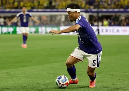 Yuto Nagatomo, en acción durante el encuentro contra Suecia; Japón tiene un gran referente