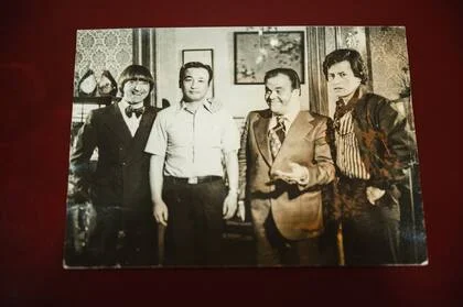 Toshio Okada junto a Carlitos Balá, Javier Portales y Palito Ortega, durante la filmación de Las locuras del profesor, en Tao Tao
