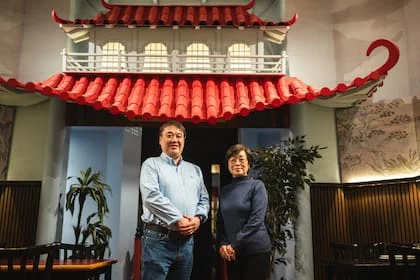 Francisco Okada y Mizue Okada en uno de los salones de Tao Tao