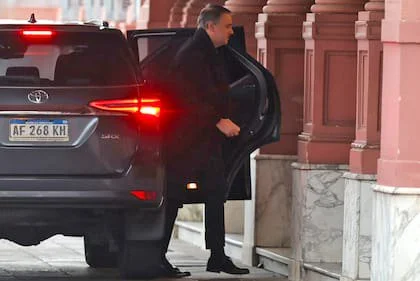 Manuel Adorni llega a la Rosada