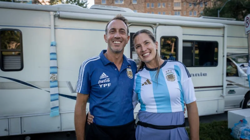 Una verdadera casa sobre ruedas: los secretos del motorhome con el que una familia santafesina vive el sueño mundialista
