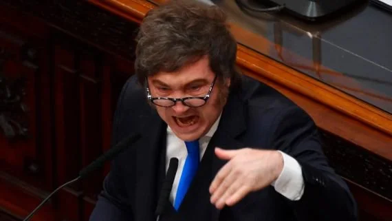 Javier Milei dijo que se presentará para la reelección y que eyectará "de una patada" a Adorni si lo declaran culpable