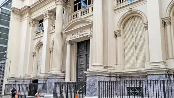 Empiria advierte que el mercado cambiario llegará sin aliento al segundo semestre y necesitará USD 19.000 millones