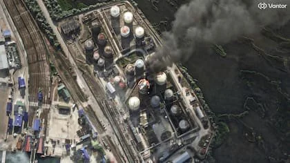 Un incendio en un depósito de almacenamiento de petróleo en el puerto de Kavkaz, Rusia
