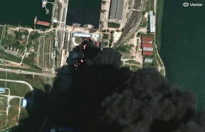 Tanques de almacenamiento en llamas y una densa columna de humo en Kerch, Crimea