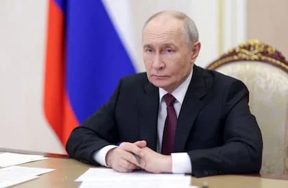 Vladimir Putin preside una reunión con miembros del gobierno mediante videoconferencia en Moscú