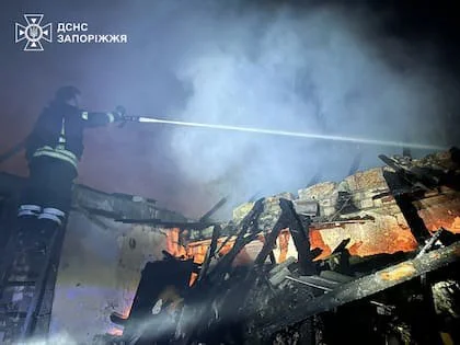 Bomberos extinguen un incendio en un edificio residencial tras un ataque ruso en Zaporiyia