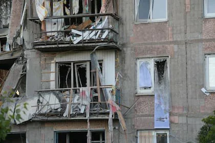 Vista tomada el 24 de junio de 2026 que muestra un edificio gravemente dañado tras un ataque reciente en la ciudad de Gorlivka, bajo control ruso