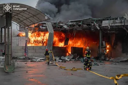Bomberos extinguen un incendio en una estación de servicio tras un ataque aéreo ruso en Sumy