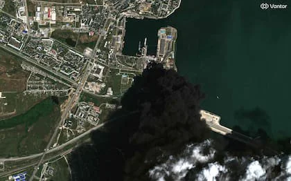 Tanques de almacenamiento en llamas y una densa columna de humo en Kerch, Crimea