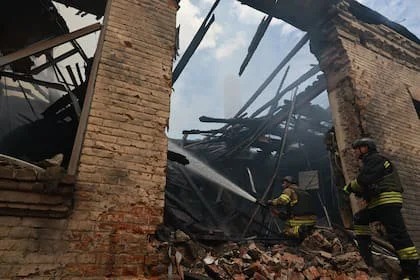 Rescatistas apagan un incendio en un edificio destruido tras un ataque ruso en Zaporiyia
