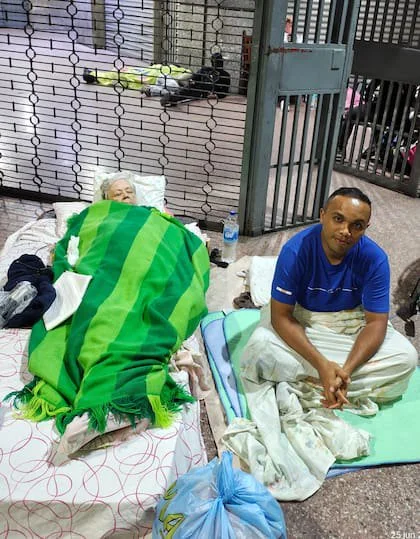 Luis Reyes y María Alicia pasaron las primeras horas posteriores al terremoto sobre un colchón improvisado en la calle, mientras esperaban que fuera seguro regresar