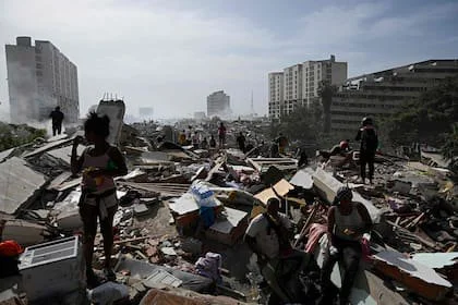 Los lugareños caminan entre escombros después de un doble terremoto en Caraballeda, estado de La Guaira, a unos 40 km al noreste de Caracas, el 25 de junio de 2026.