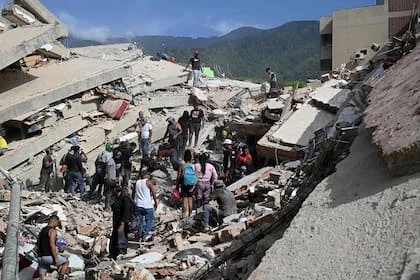 Vecinos y rescatistas trabajan entre las ruinas mientras continúa la búsqueda de personas desaparecidas tras los terremotos