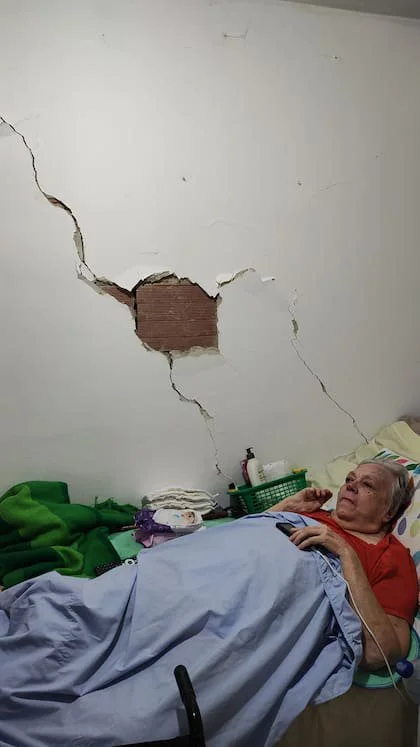 La pared dañada de la vivienda evidencia las consecuencias que dejaron las fuertes sacudidas en el edificio donde vivían