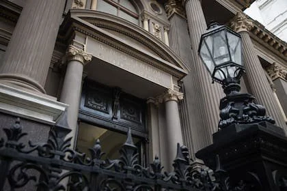Así intervino ayer el BCRA para contener el dólar
