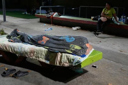 Personas acampan en la calle durante la noche posterior a los terremotos que sacudieron Caracas