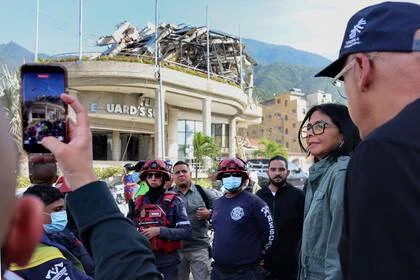 Fotografía distribuida por la oficina de prensa de la presidencia venezolana que muestra a la presidenta interina de Venezuela, Delcy Rodríguez (C), y al presidente de la Asamblea Nacional, Jorge Rodríguez, visitando la zona más afectada por el terremoto en La Guaira, el 25 de junio de 2026.