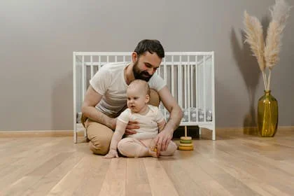 La investigación recolectó testimonios de 10.874 padres en diversas regiones de Europa, el Reino Unido, Estados Unidos y América Latina, con el objetivo de analizar la dinámica de las relaciones parentales