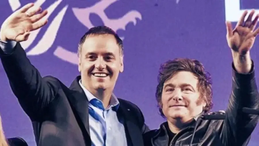 Manuel Adorni y Javier Milei 