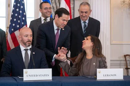 Marco Rubio estrecha la mano de la embajadora del Líbano en Estados Unidos, Nada Hamadeh en el Departamento de Estado, en Washington