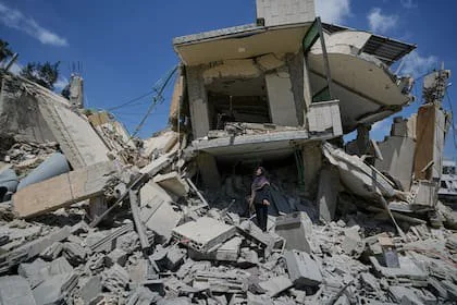 Hanan Qubaisi inspecciona su casa destruida por anteriores bombardeos israelíes en la ciudad de Nabatiyeh, en el sur del Líbano