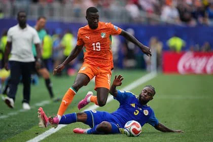 La velocidad de Nicolas Pépé la sufre Sherel Floranus durante el partido que Costa de Marfil le ganó a Curazao por 2-0 y consiguió la clasificación a 16avos de final del Mundial 2026
