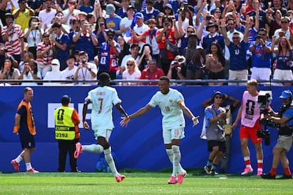 Ousmane Dembélé (7) y Kylian Mbappé, socios en el festejo de gol de Francia, que vapuleó a Noruega gracias a sus sólidas actuaciones 