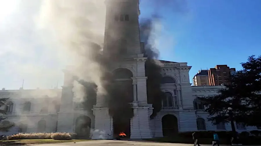 Militantes del MTE, prendieron fuego la municipalidad de La Plata 26062026