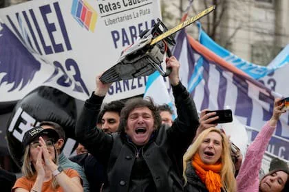 "Cuando uno habla en confianza, habla como Milei cuando habla en público. Y eso, que parece una atrocidad, genera identificación", dice Becerra