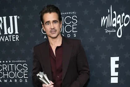 “Mi primer acosador”, alcanzó a decir Colin Farrell luego de que Dessarae Bradford interrumpiera su entrevista en televisión