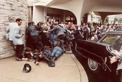El ataque de John Hinckley Jr desató una escena de pánico en la multitud, dejó al mandatario herido y provocó la rápida intervención del Servicio Secreto