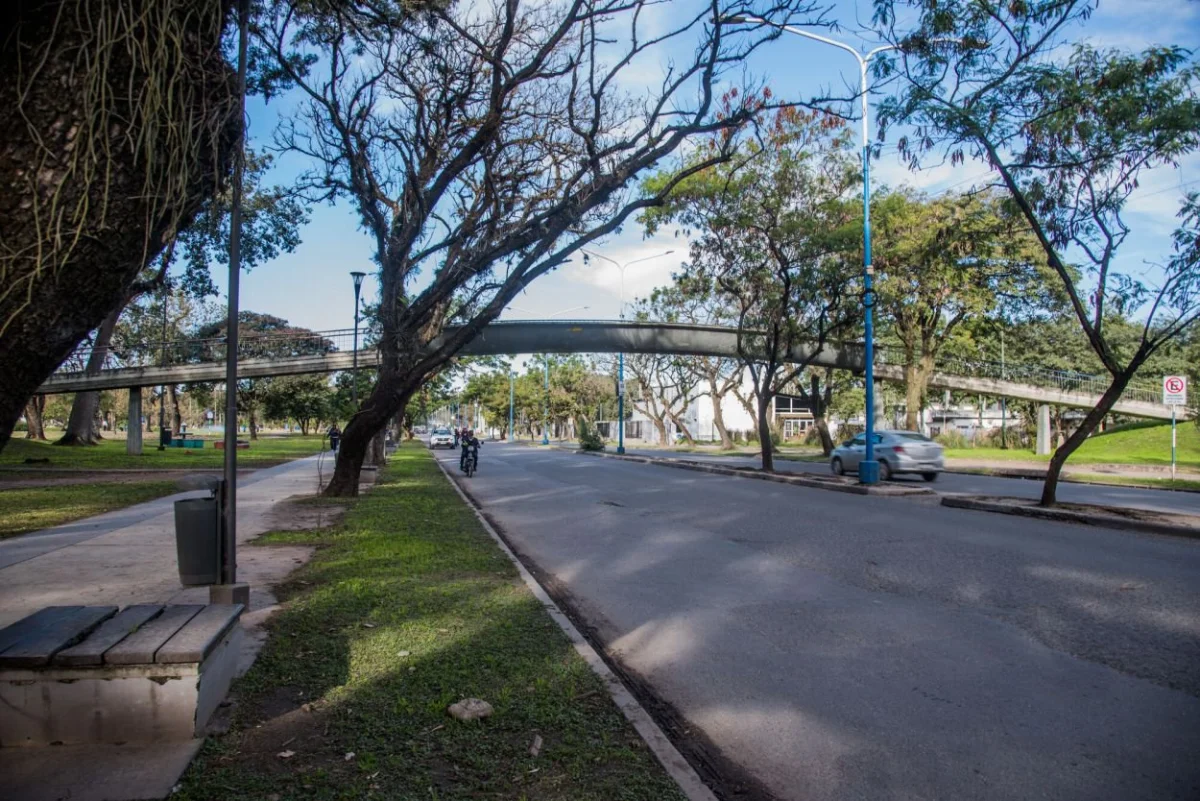 FIN LA PASARELA. El puente frente al Lago San Miguel será desmantelado de forma definitiva en los próximos días por falta de capacidad estructural.
